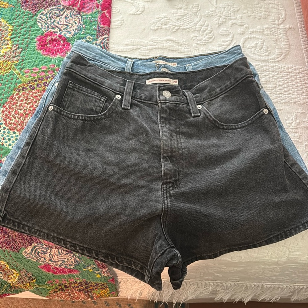 Levi’s high waisted mom shorts. Light denim 28
